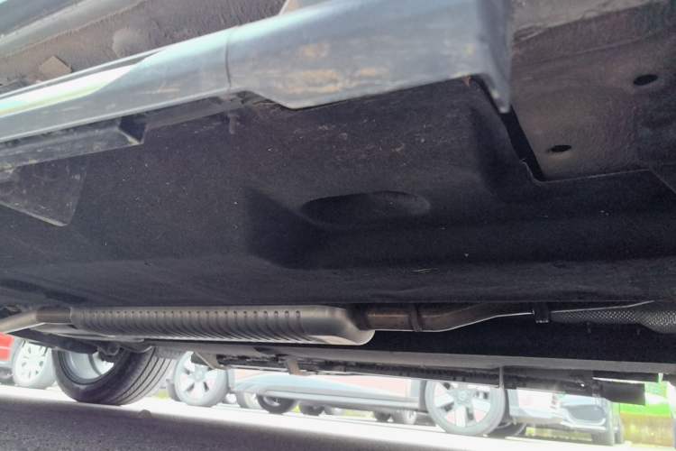 Used Hongqi HS5 2023 2.0T Four-Wheel Drive Flagship Pro Edition Right Side Sill