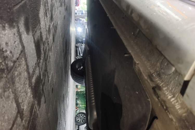 Used Hongqi HS5 2023 2.0T Four-Wheel Drive Flagship Pro Edition Right Side Sill