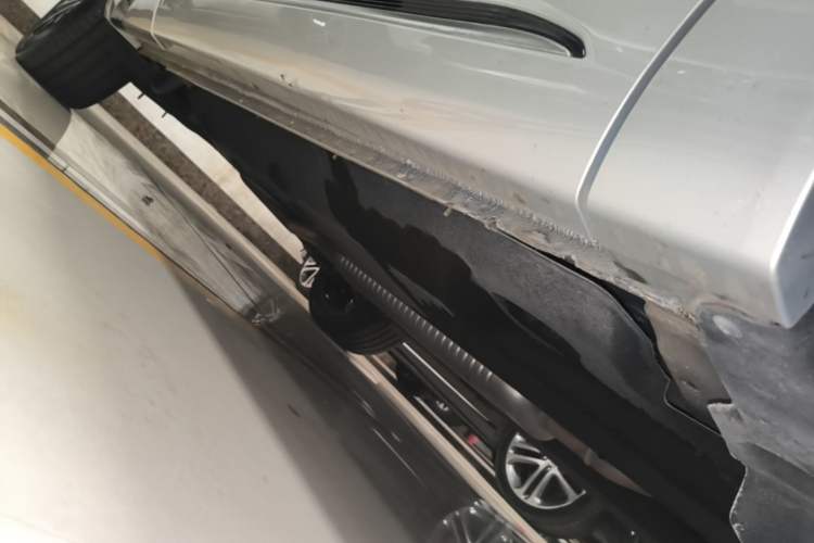 Used Hongqi HS5 2023 2.0T Four-Wheel Drive Flagship Pro Edition Right Side Sill