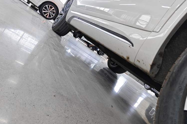 Used Hongqi HS5 2023 2.0T Four-Wheel Drive Flagship Pro Edition Right Side Sill