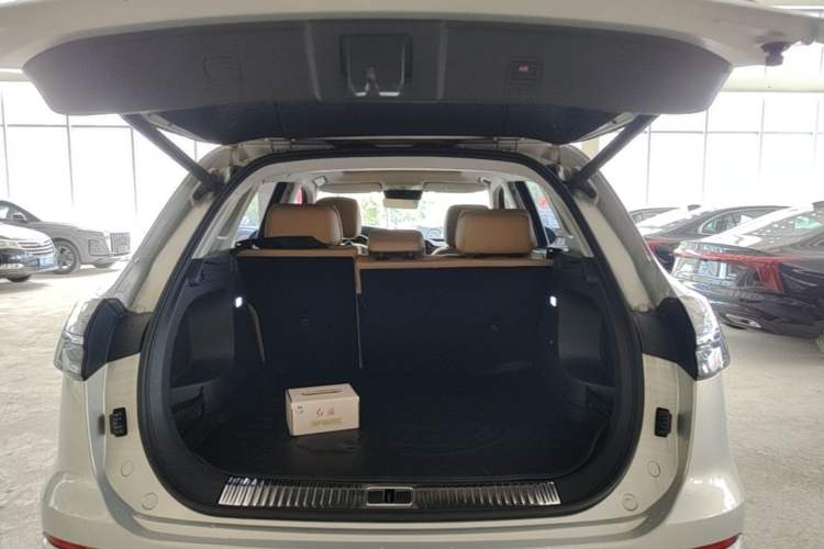 Used Hongqi HS5 2023 2.0T Four-Wheel Drive Flagship Pro Edition Trunk