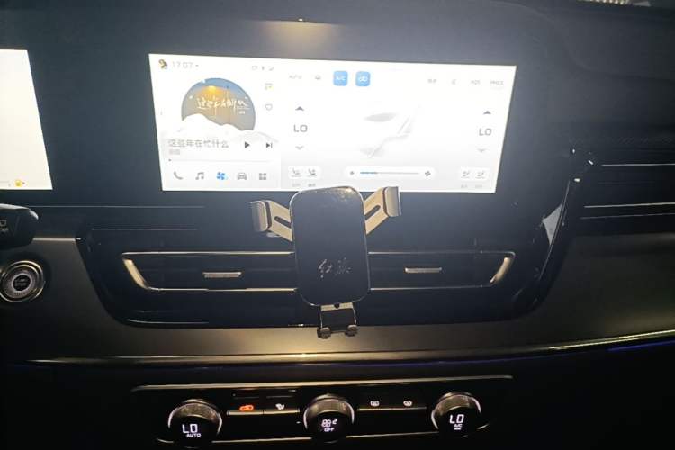 Used Hongqi HS5 2023 2.0T Qixiang Pro Edition Audio And AC Panel