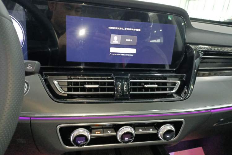 Used Hongqi HS5 2023 2.0T Qixiang Pro Edition Audio And AC Panel