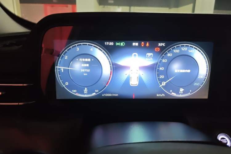 Used Hongqi HS5 2023 2.0T Qixiang Pro Edition Odometer Close Up