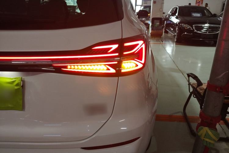Used Hongqi HS5 2023 2.0T Four-Wheel Drive Flagship Pro Edition Right Rear Taillight
