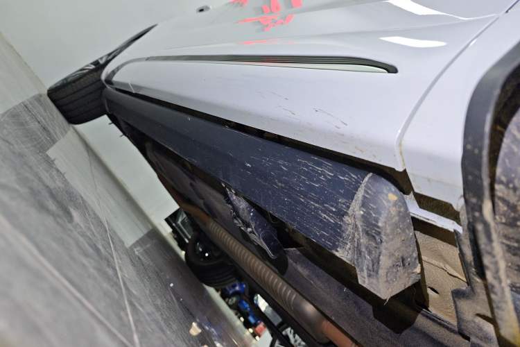 Used Hongqi HS5 2023 2.0T Four-Wheel Drive Flagship Pro Edition Right Side Sill