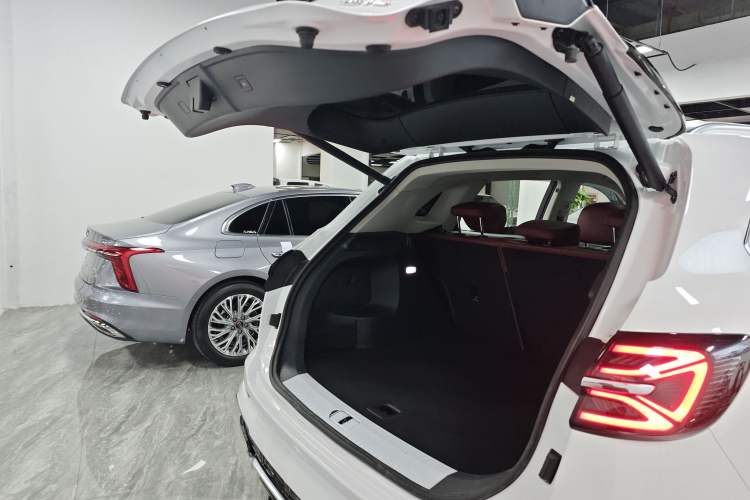 Used Hongqi HS5 2023 2.0T Four-Wheel Drive Flagship Pro Edition Trunk