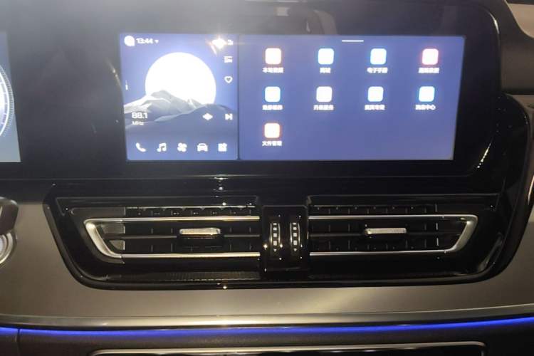 Used Hongqi HS5 2023 2.0T Qixiang Pro Edition Audio And AC Panel