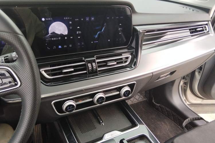 Used Hongqi HS5 2023 2.0T Qixiang Pro Edition Audio And AC Panel