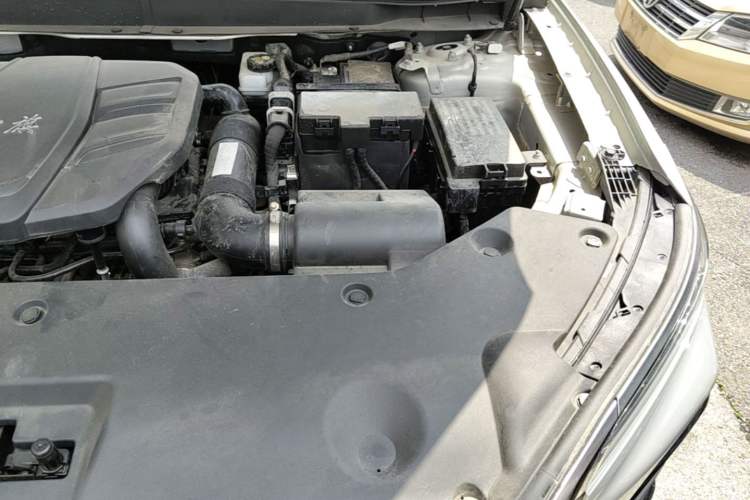 Used Hongqi HS5 2023 2.0T Four-Wheel Drive Flagship Pro Edition Engine Bay Left