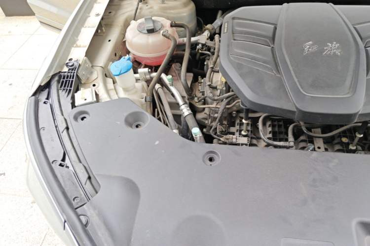 Used Hongqi HS5 2023 2.0T Four-Wheel Drive Flagship Pro Edition Engine Bay Right