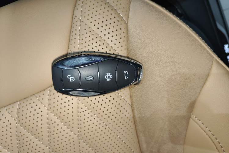 Used Hongqi HS5 2023 2.0T Four-Wheel Drive Flagship Pro Edition Interior 1
