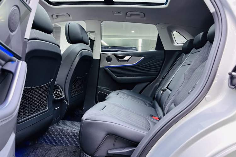 Used Hongqi HS5 2023 2.0T Four-Wheel Drive Flagship Pro Edition Interior 3