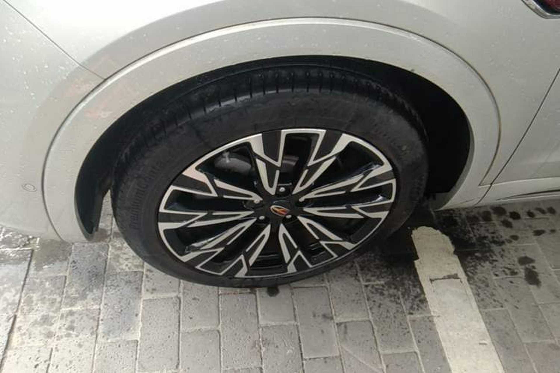 Used Hongqi HS5 2023 2.0T Four-Wheel Drive Flagship Pro Edition Left Front Wheel Hub