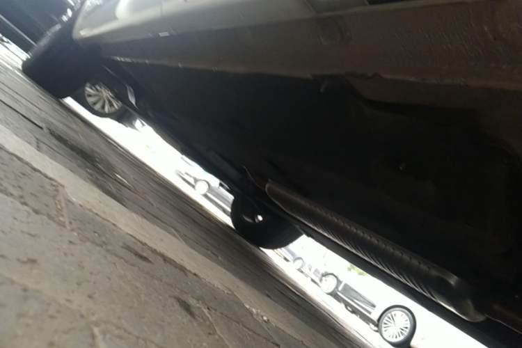 Used Hongqi HS5 2023 2.0T Four-Wheel Drive Flagship Pro Edition Left Side Sill