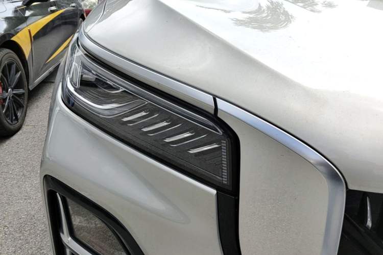 Used Hongqi HS5 2023 2.0T Four-Wheel Drive Flagship Pro Edition Right Front Headlight