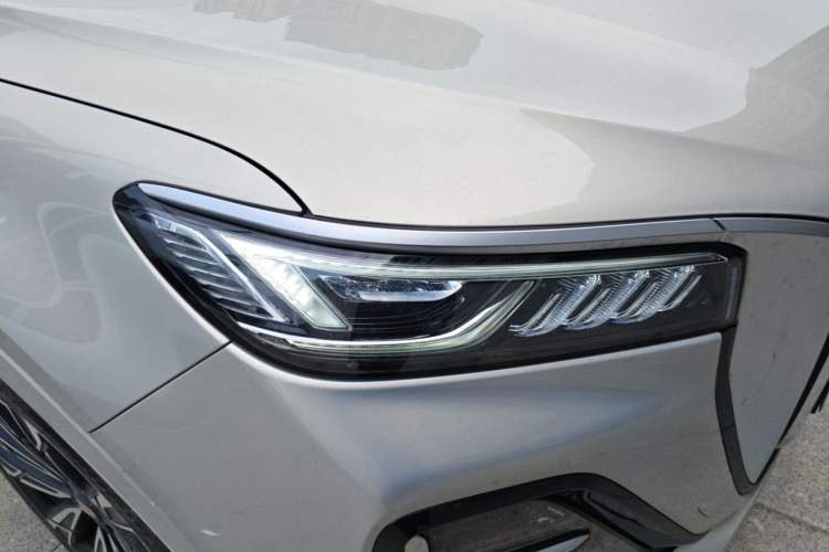 Used Hongqi HS5 2023 2.0T Four-Wheel Drive Flagship Pro Edition Right Front Headlight