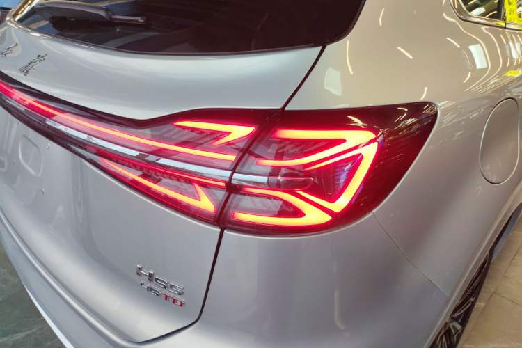 Used Hongqi HS5 2023 2.0T Four-Wheel Drive Flagship Pro Edition Right Rear Taillight