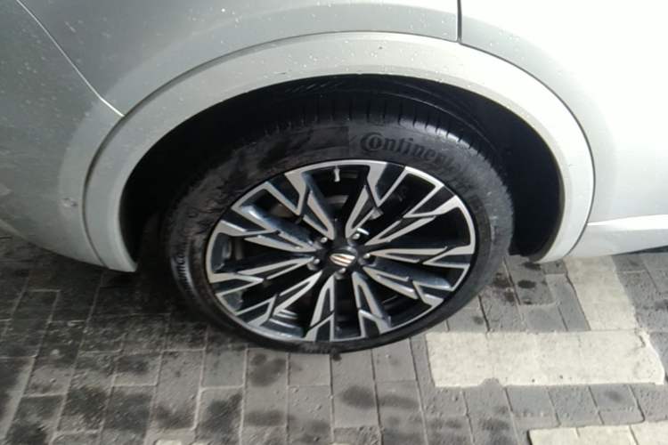 Used Hongqi HS5 2023 2.0T Four-Wheel Drive Flagship Pro Edition Right Rear Wheel Hub