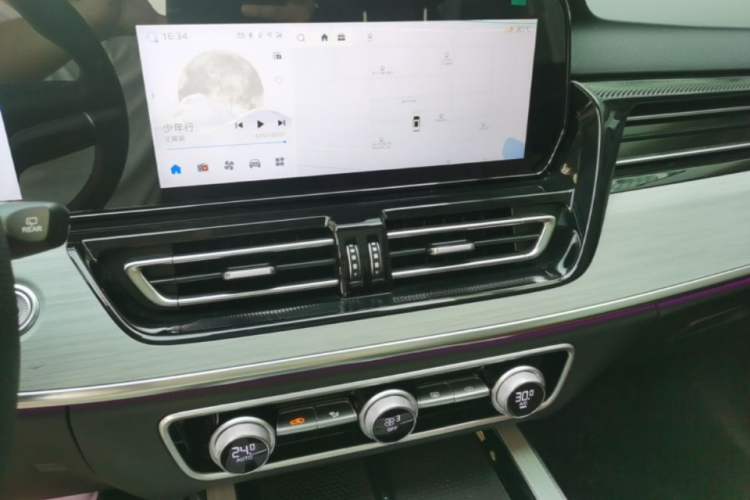Used Hongqi HS5 2025 2.0T All-Wheel-Drive Flagship Pro Edition Audio And AC Panel