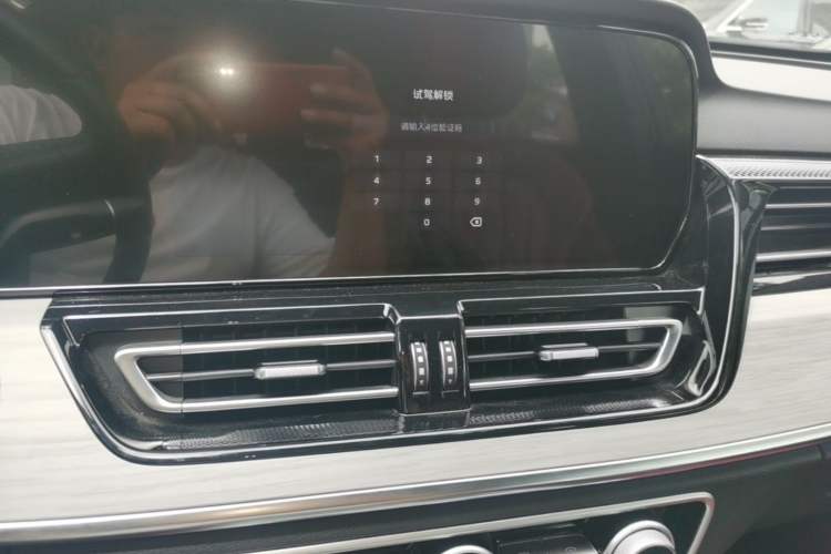 Used Hongqi HS5 2025 2.0T All-Wheel-Drive Flagship Pro Edition Audio And AC Panel