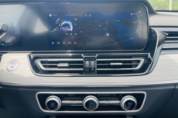 Used Hongqi HS5 2025 2.0T All-Wheel-Drive Flagship Pro Edition Audio And AC Panel