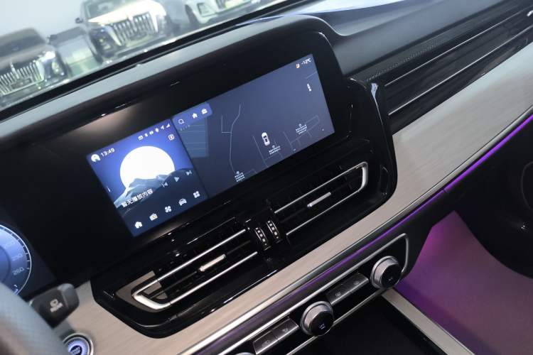 Used Hongqi HS5 2025 2.0T Two-Wheel Drive Flagship Pro Edition Audio And AC Panel