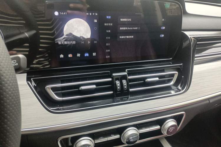 Used Hongqi HS5 2025 2.0T Two-Wheel Drive Flagship Pro Edition Audio And AC Panel