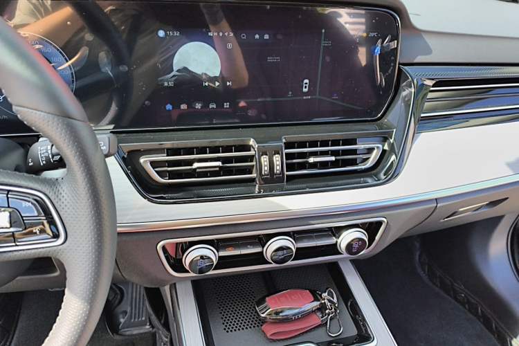 Used Hongqi HS5 2025 2.0T Two-Wheel Drive Flagship Pro Edition Audio And AC Panel