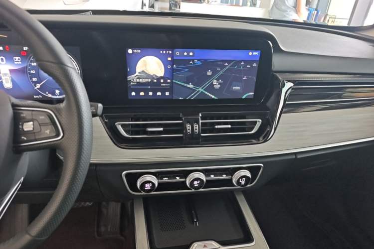 Used Hongqi HS5 2025 2.0T Two-Wheel Drive 600 000-Vehicle Commemorative Edition Audio And AC Panel