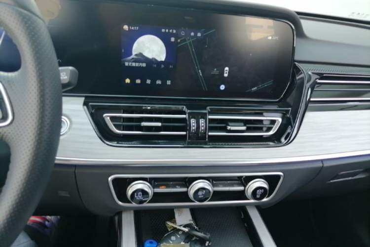 Used Hongqi HS5 2025 2.0T Two-Wheel Drive Flagship Pro Edition Audio And AC Panel