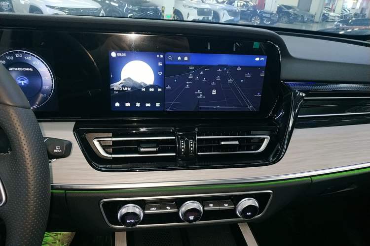 Used Hongqi HS5 2025 2.0T Two-Wheel Drive Flagship Pro Edition Audio And AC Panel