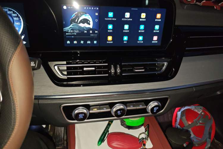 Used Hongqi HS5 2025 2.0T Two-Wheel Drive 600 000-Vehicle Commemorative Edition Audio And AC Panel