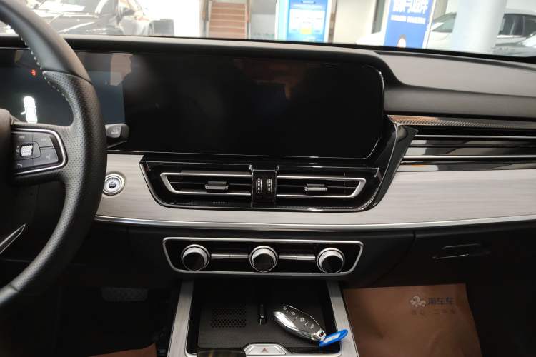 Used Hongqi HS5 2025 2.0T Two-Wheel Drive 600 000-Vehicle Commemorative Edition Audio And AC Panel