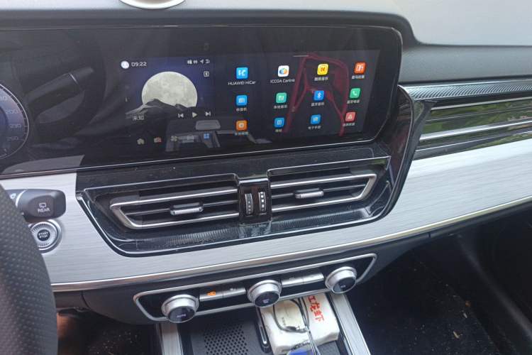 Used Hongqi HS5 2025 2.0T Two-Wheel Drive 600 000-Vehicle Commemorative Edition Audio And AC Panel
