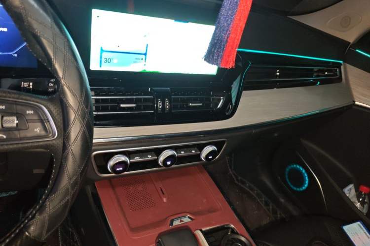 Used Hongqi HS5 2025 2.0T Two-Wheel Drive 600 000-Vehicle Commemorative Edition Audio And AC Panel