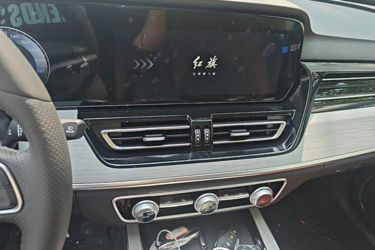 Used Hongqi HS5 2025 2.0T Two-Wheel Drive Flagship Pro Edition Audio And AC Panel