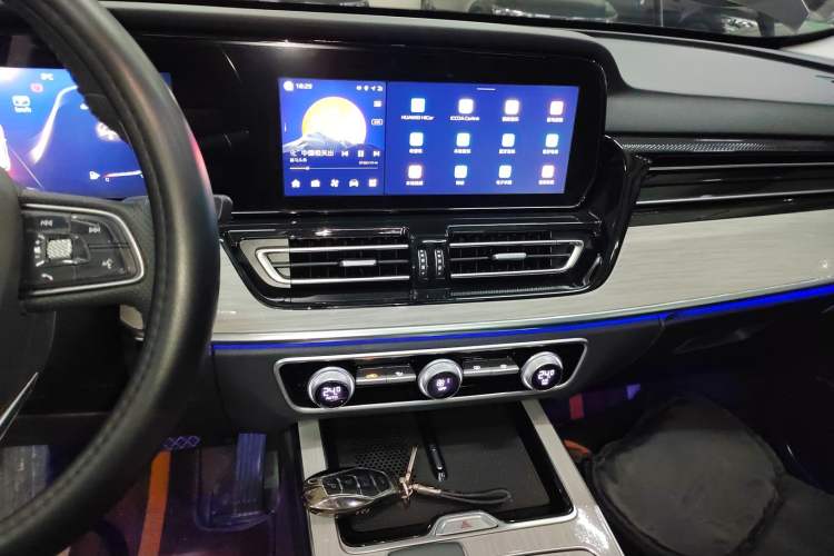 Used Hongqi HS5 2025 2.0T Two-Wheel Drive Flagship Pro Edition Audio And AC Panel