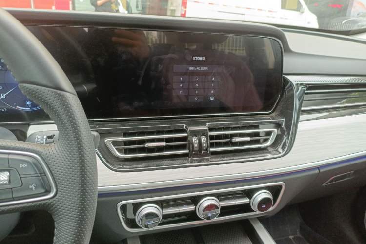 Used Hongqi HS5 2025 2.0T All-Wheel-Drive Flagship Pro Edition Audio And AC Panel