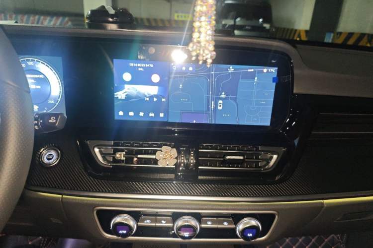Used Hongqi HS5 2025 2.0T Two-Wheel-Drive Xuan Ying Edition Audio And AC Panel
