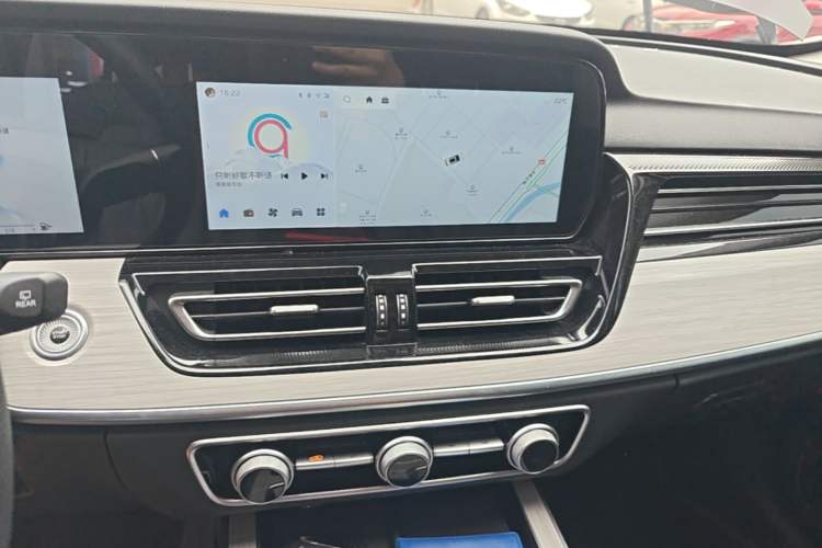 Used Hongqi HS5 2025 2.0T Two-Wheel Drive 600 000-Vehicle Commemorative Edition Audio And AC Panel