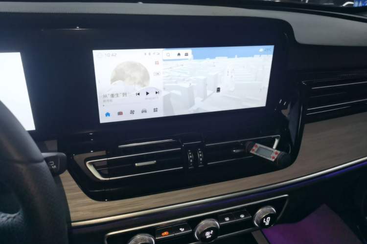Used Hongqi HS5 2025 2.0T Two-Wheel Drive Flagship Pro Edition Audio And AC Panel
