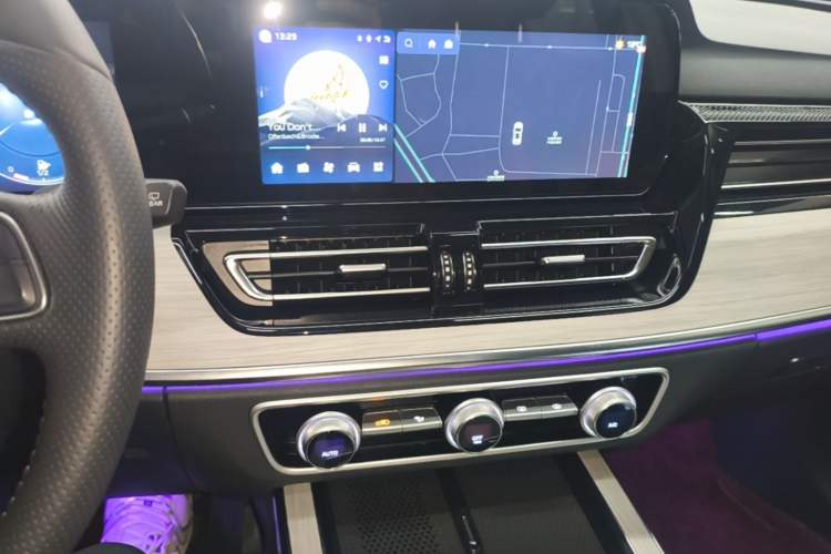 Used Hongqi HS5 2025 2.0T Two-Wheel Drive Flagship Pro Edition Audio And AC Panel