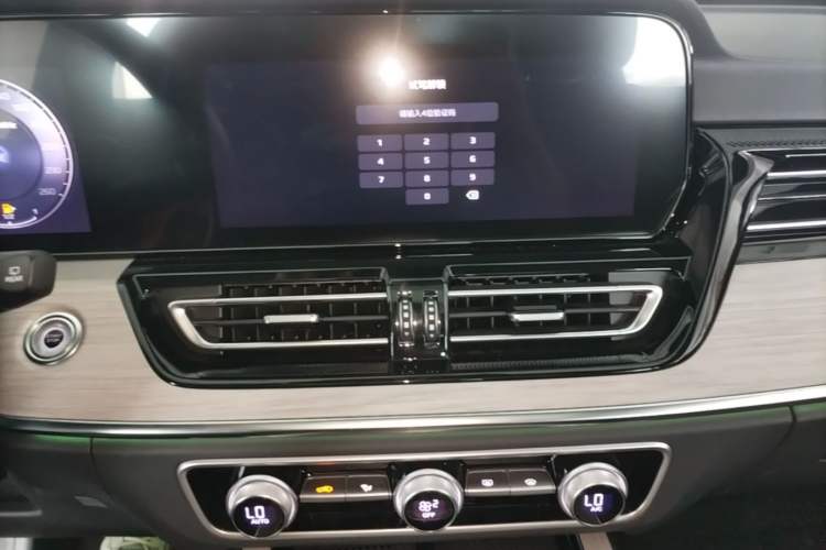 Used Hongqi HS5 2025 2.0T All-Wheel-Drive Xuan Ying Version Audio And AC Panel