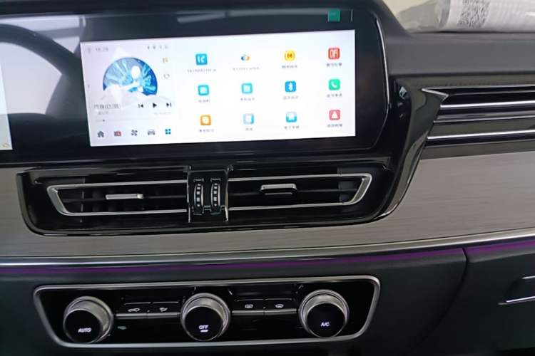 Used Hongqi HS5 2025 2.0T Two-Wheel Drive Flagship Pro Edition Audio And AC Panel
