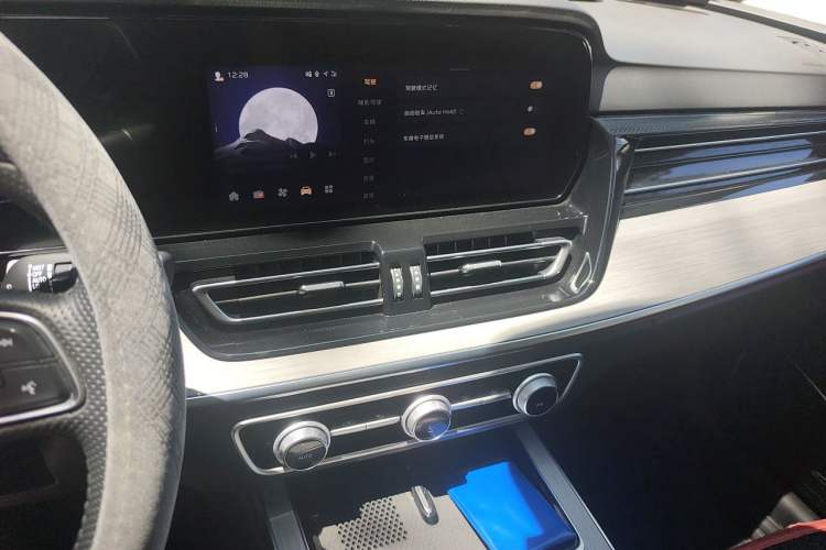 Used Hongqi HS5 2025 2.0T All-Wheel-Drive Flagship Pro Edition Audio And AC Panel
