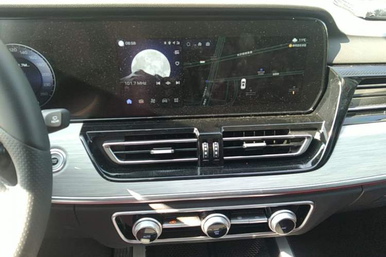 Used Hongqi HS5 2025 2.0T Two-Wheel Drive Flagship Pro Edition Audio And AC Panel