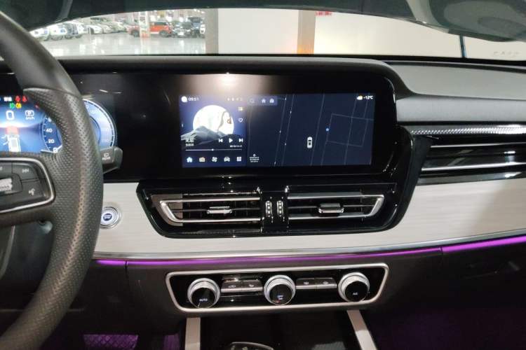 Used Hongqi HS5 2025 2.0T All-Wheel-Drive Flagship Pro Edition Audio And AC Panel