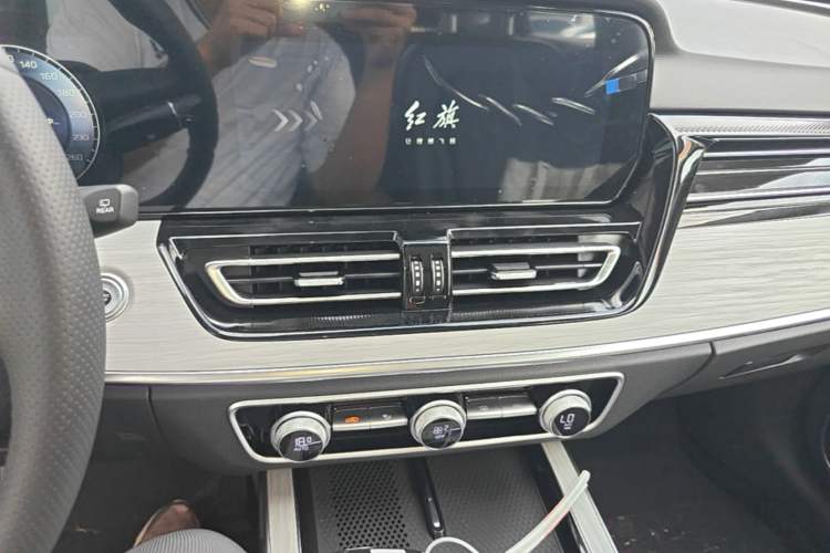 Used Hongqi HS5 2025 2.0T Two-Wheel Drive Flagship Pro Edition Audio And AC Panel