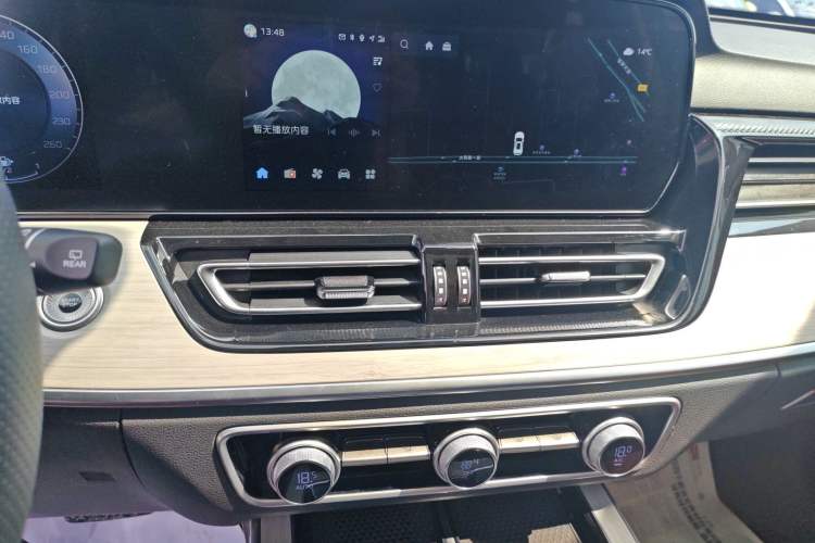 Used Hongqi HS5 2025 2.0T All-Wheel-Drive Flagship Pro Edition Audio And AC Panel